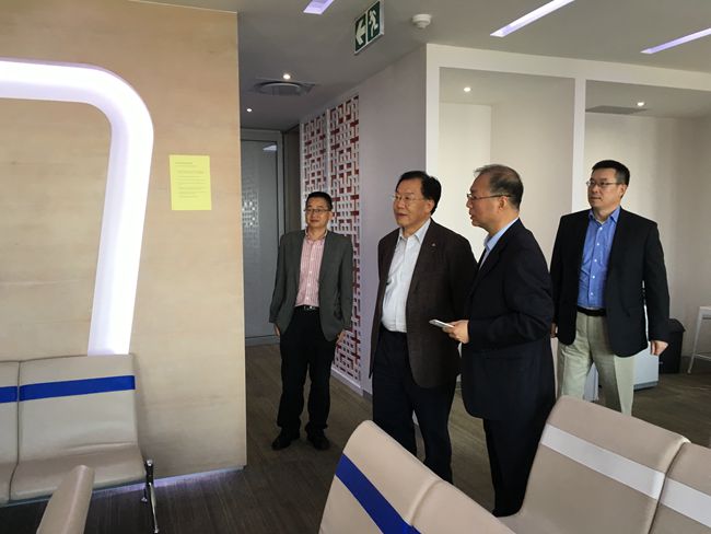 張學(xué)武董事長(zhǎng)視察集團(tuán)南非簽注中心（圖）