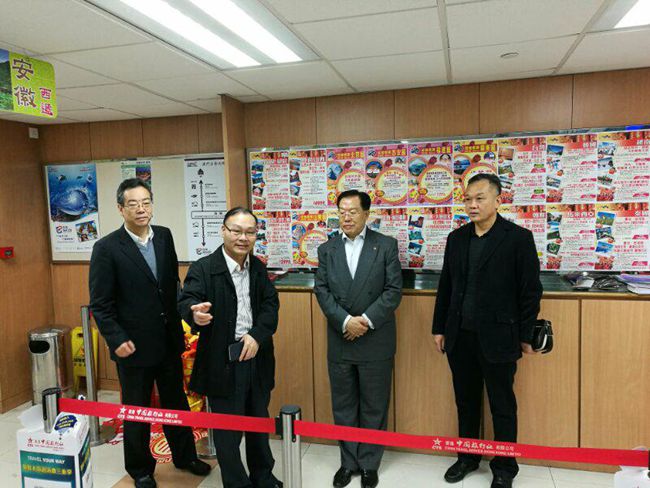 集團領(lǐng)導春節(jié)前看望一線員工（圖）