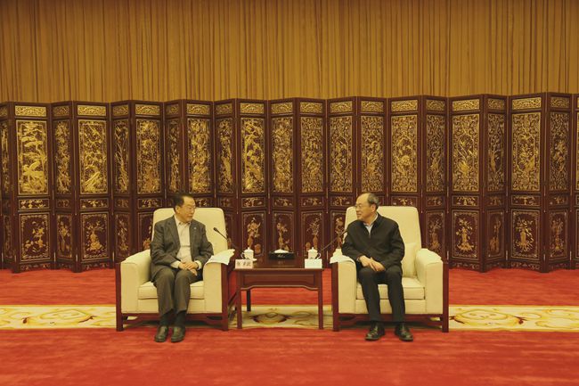 集團(tuán)主要領(lǐng)導(dǎo)與云南省政府領(lǐng)導(dǎo)舉行會(huì)談并簽署戰(zhàn)略合作框架協(xié)議（圖）