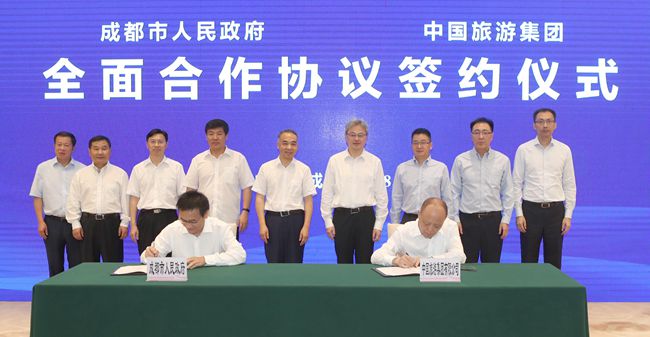 銳平書記會見中國旅游集團(tuán)董事長萬敏并出席簽約儀式7_副本.jpg