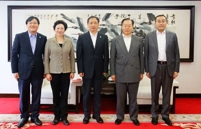 集團(tuán)領(lǐng)導(dǎo)與國家旅遊局局長李金早一行舉行會(huì)談（圖）