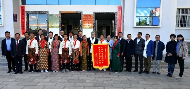 國家扶貧日集團萬敏董事長一行赴雲(yún)南省迪慶州開展脫貧攻堅工作調研（圖）